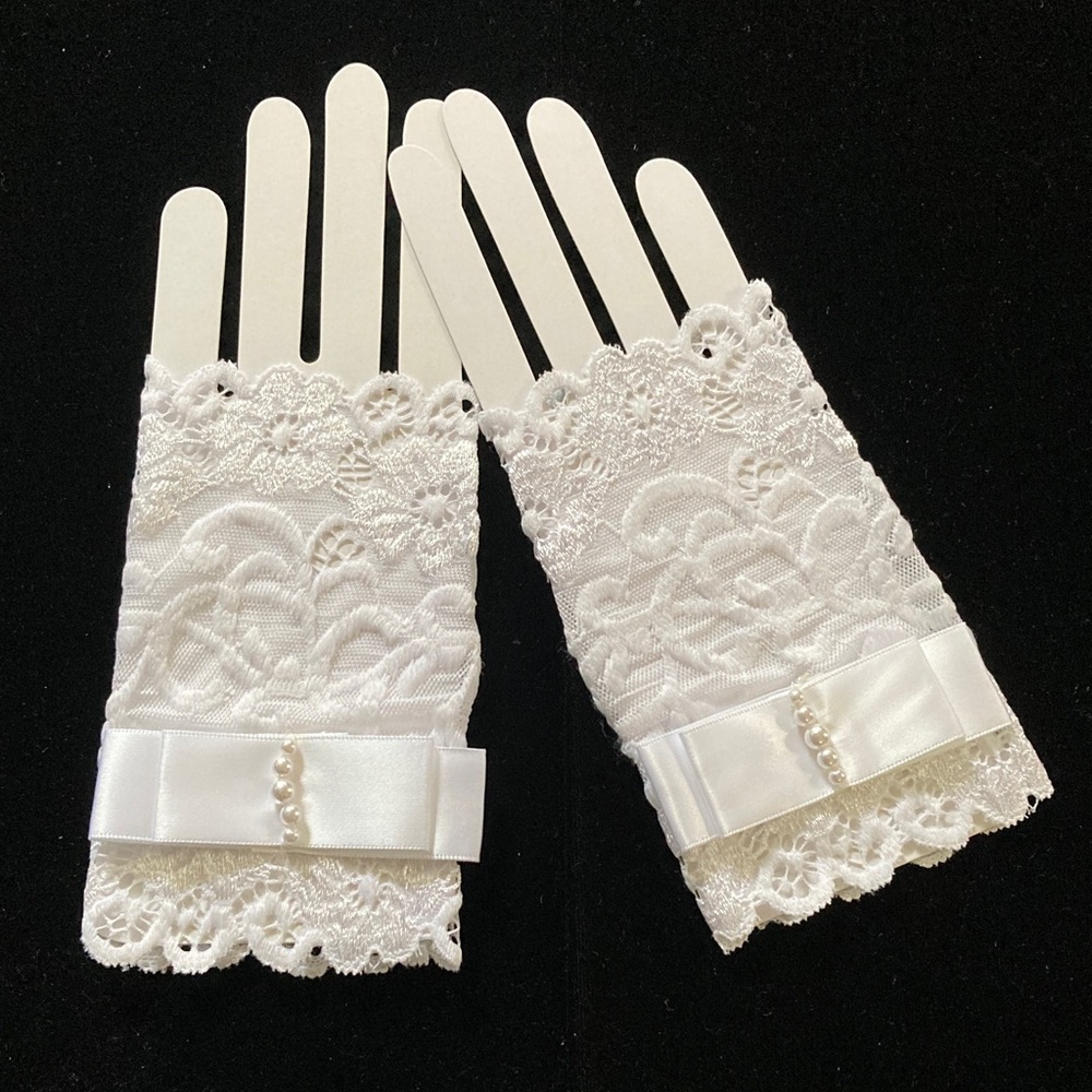 Elegant White Lace Fingerless Gloves with Pearl Detail